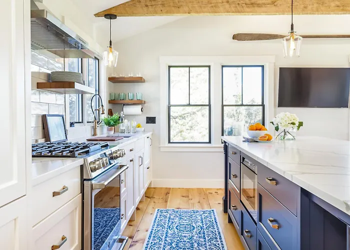 Renovated Kitchen Less Than 2 Miles To Beach!