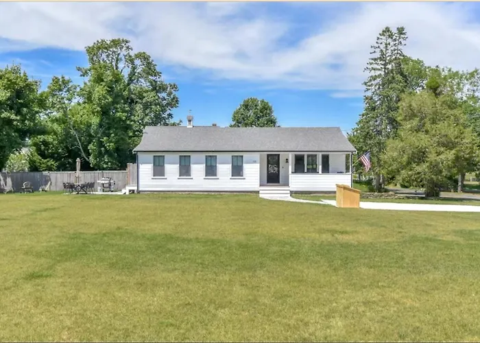 Renovated Kitchen Less Than 2 Miles To Beach!