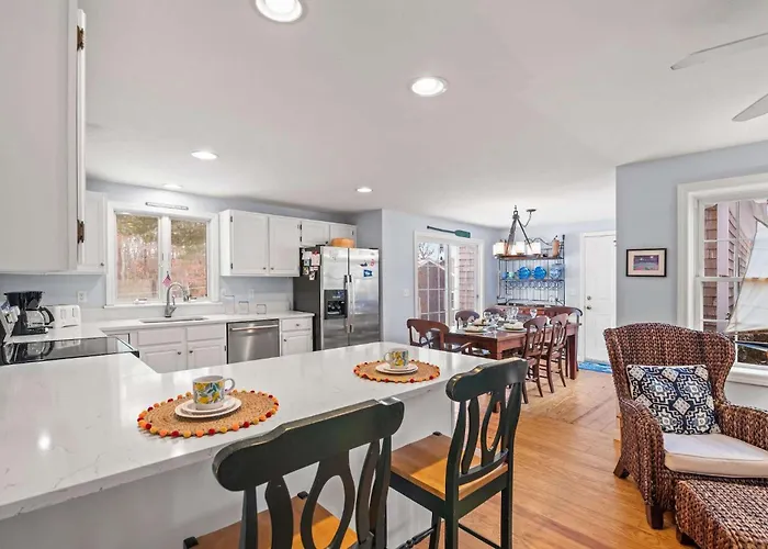 Cozy Bungalow Close To Downtown
